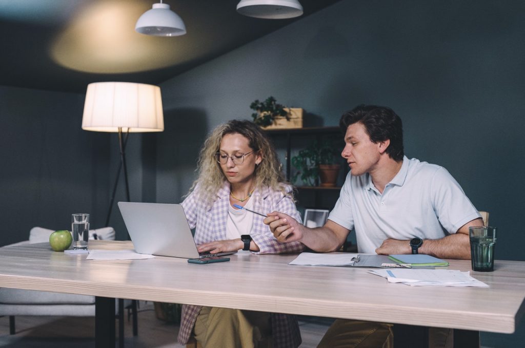 Foto de dos personas trabajando en un escritorio